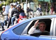 pope-francis-in-car