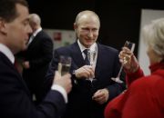 vladimir-putin-dmitry-medvedev-and-tatiana-tarasova-with-glasses-of-champagne