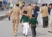 soldier-escorts-pakistan-schoolchildren